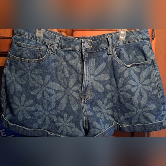 Juniors' Plus Size SO  High Rise Mom Shorts Size 17/33 Waist Daisy's Retro Denim - Picture 2 of 9